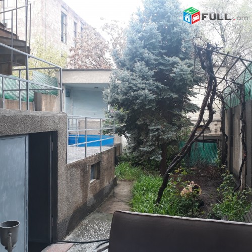 3 հարկանի առանձնատուն դիմացը խանութ շտապ