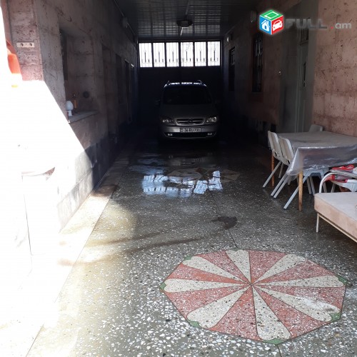 3 հարկանի առանձնատուն դիմացը խանութ շտապ
