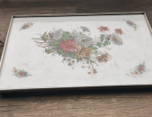 Поднос 1920-х годов из расписной керамики и металлической рамы прямоугольный