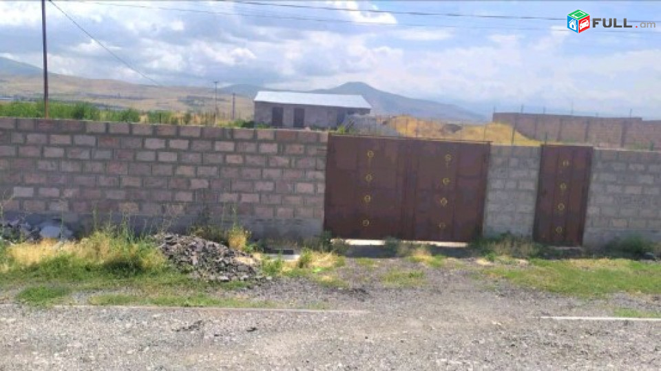 Վաճառվում  ե  առազնատուն    ՆՈՐ  ԳԵՂԻ    մակ 800 ք