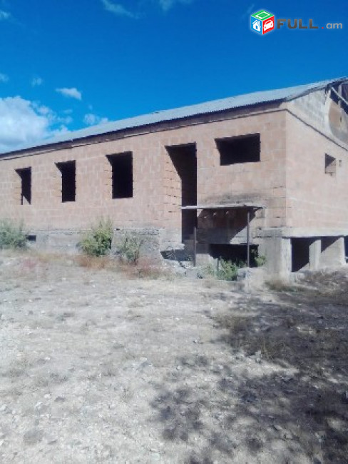 VACHARVUM  E  NORAKARUC  ARAZNATUN  GYUX BAXRAMYAN .