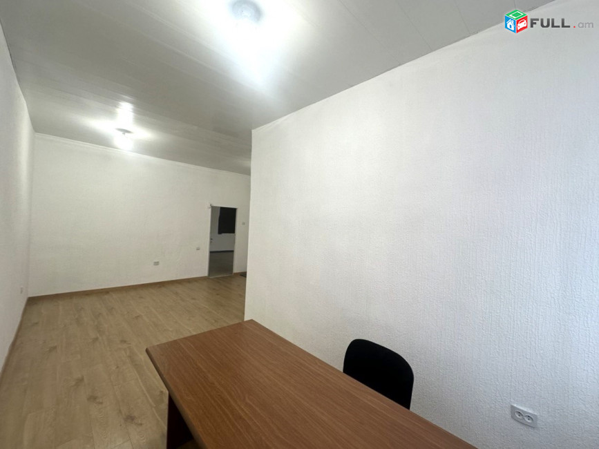 Կենտրոնում,1-ին գիծ, վարձով է տրվում գրասենյակային տարածք։ For rent կոդ G2060