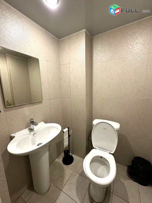 Սայաթ-Նովա պողոտայում, 1-ին գիծ, ապակե մուտք, վարձով է տրվում կոմերցիոն տարածք, For rent, կոդ G2124