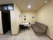 Կենտրոնում ՝ Պռոշյան փողոցում, Մ․ Բաղրամյան մետրո կայարանի հարևանությամբ,  վարձով է տրվում 1-ին գիծ Կոմերցիոն տարածք