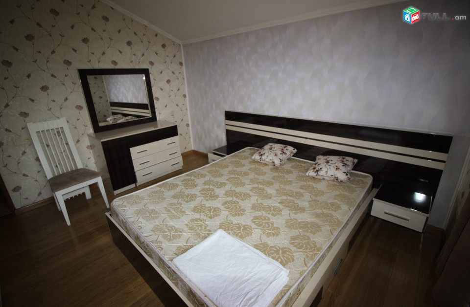 3 սենյականոց, Կենտրոն, For rent, Կոդ B1565