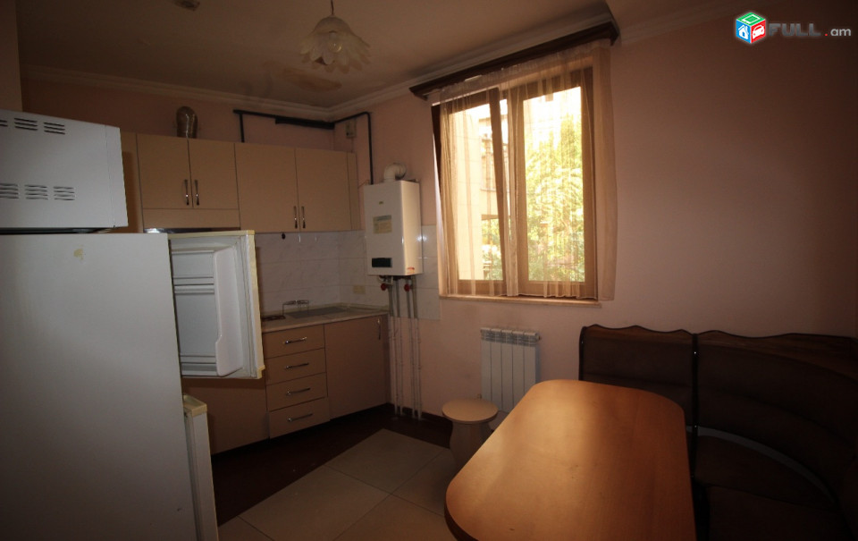 3 սենյականոց, Կենտրոն, For rent, Կոդ B1565