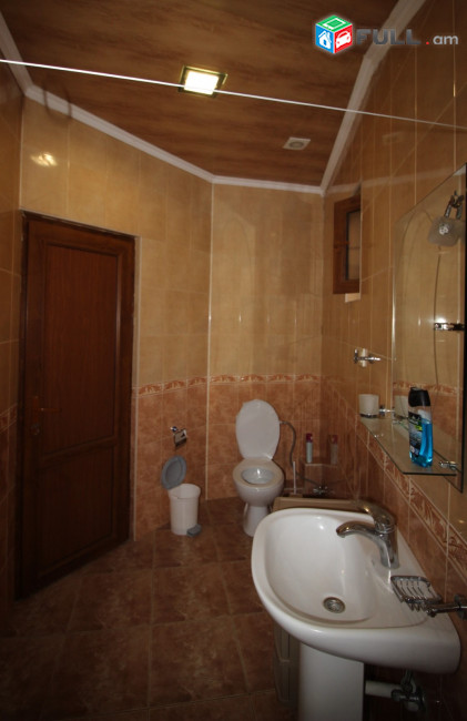 3 սենյականոց, Կենտրոն, For rent, Կոդ B1565