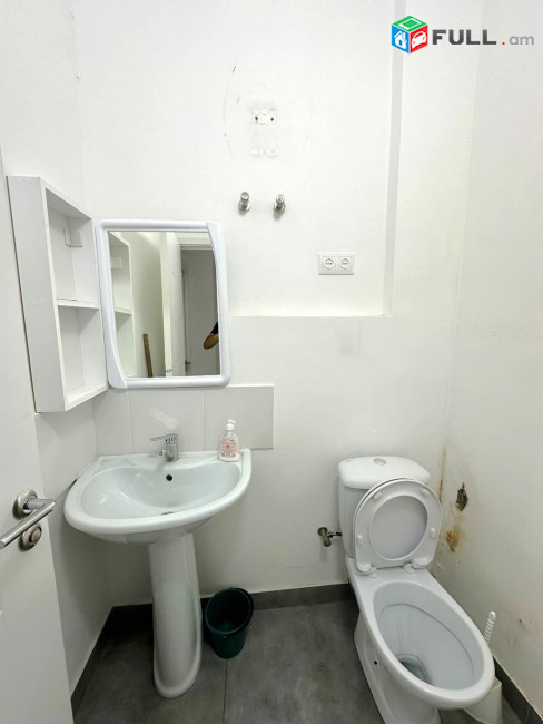 Երվանդ Քոչար փողոց, Կենտրոն, Կոմերցիոն տարածք, 1-ին գիծ, վիտրաժներով,100քմ, For rent, կոդ G2249