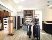 Փոքր Կենտրունում՝ Մաշտոցի պողոտայում 1-ին գիծ վարձով է տրվում ընդարձակ, կապտալ վերանորոգված կոմերցիոն տարածք, որն ունի ապակյա ճակատ, ապակյա մուտք՝ փողոցից, կոդ G2254