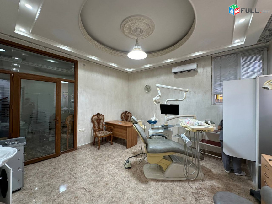 Փոքր Կենտրոնում՝ Անգլիական այգու հարևանությամբ վաճառվում է կոմերցիոն տարածք, For sale, կոդ C1689