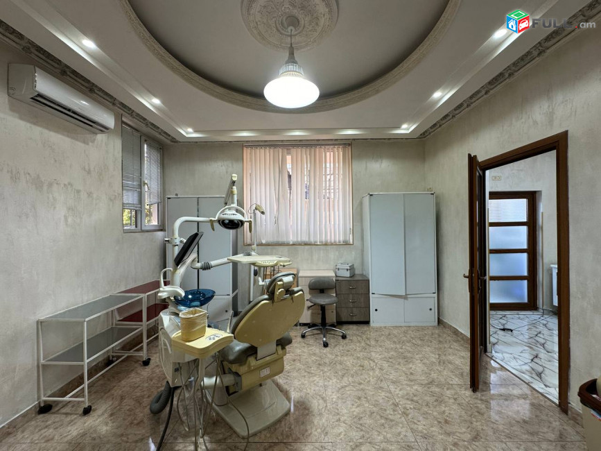 Փոքր Կենտրոնում՝ Անգլիական այգու հարևանությամբ վաճառվում է կոմերցիոն տարածք, For sale, կոդ C1689