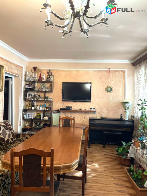 Վարձով 3 սենյականոց բնակարան For rent կոդ B1614
