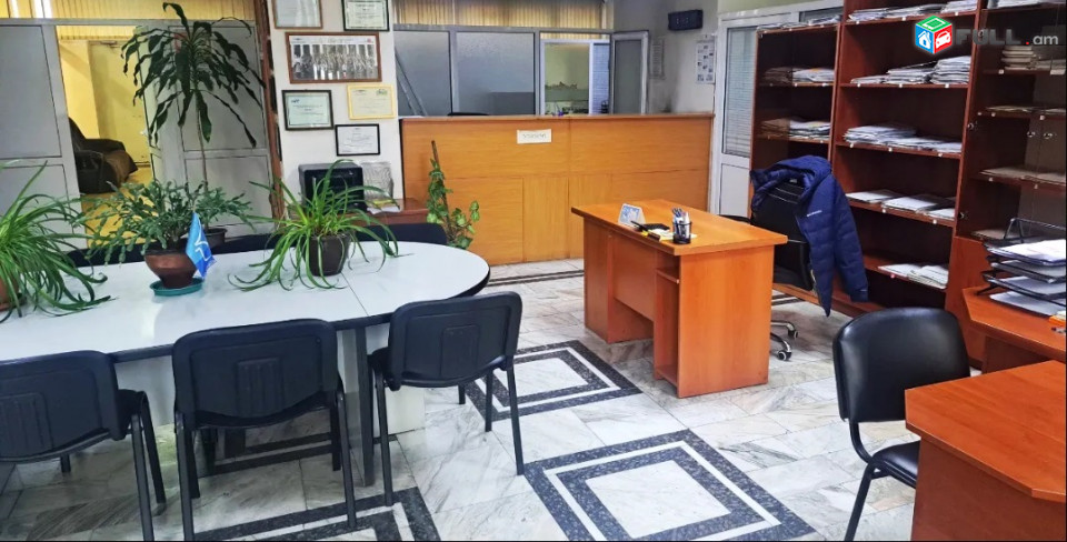Կոմիտասի պողոտայում, 1-ին գիծ, վաճառվում է ընդարձակ, հասարակական նշանակության կոմերցիոն տարածք, կոդ C1785