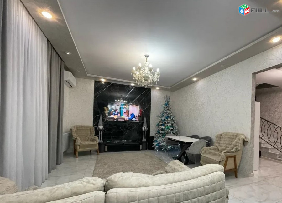 Վաճառվում է 1-ին գիծ, շքեղ առանձնատուն։ For sale կո C1792