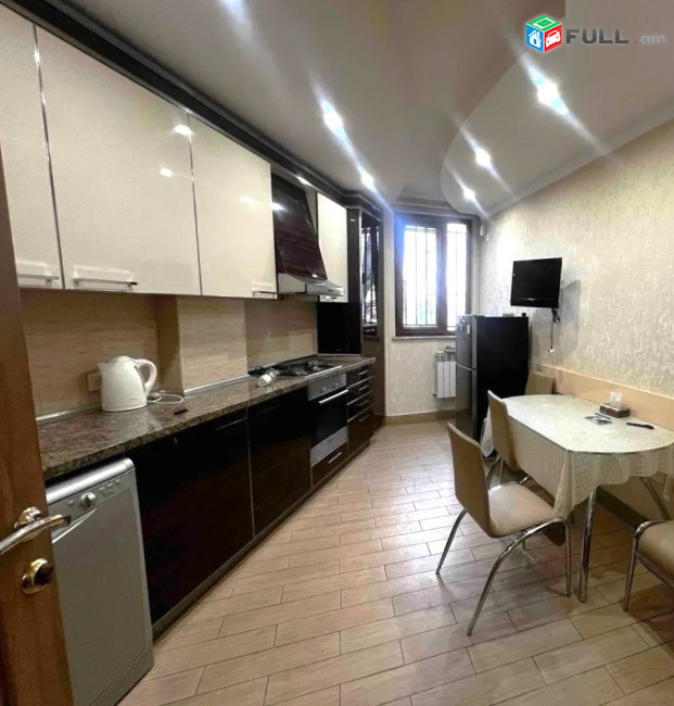 Վարձով է տրվում 4 սենյականոց բնակարան։ For rent կոդ B1638