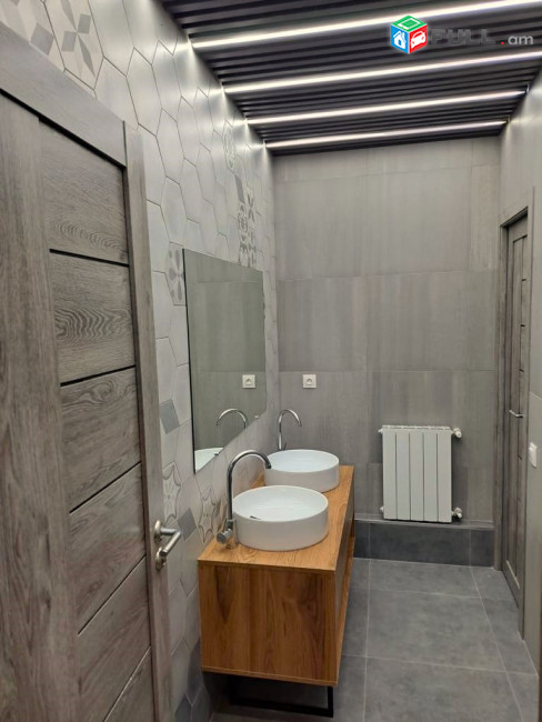 Վաճառվում է 1-ին գիծ կոմերցիոն տարածք։ For sale կոդ C1834