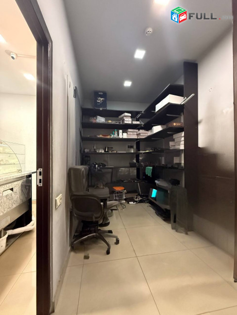 Վարձով է տրվում 1-ին գիծ կոմերցիոն տարածք։ For rent կոդ G1052