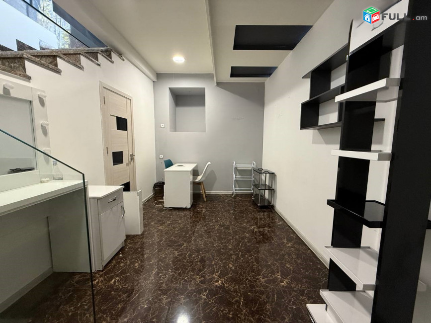 Վարձով է տրվում 1-ին գիծ կոմերցիոն տարածք։ For rent կոդ G1037
