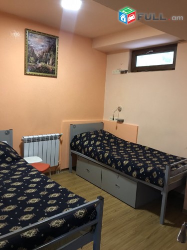 Vardzov e trvum 15 senyakanoc hostel Kentronum