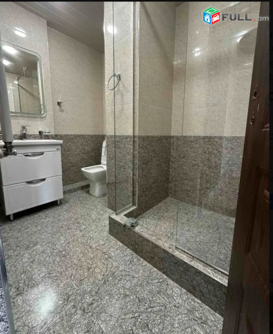 Կենտրոնում ՝ Նորակառույց շենք 