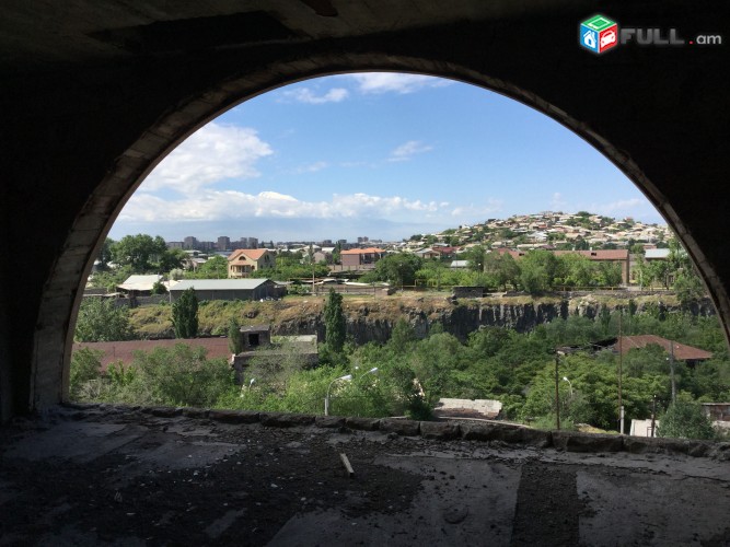 Հաղթանակի կամրջի հարևանությամբ 4 հարկանի առանձնատուն