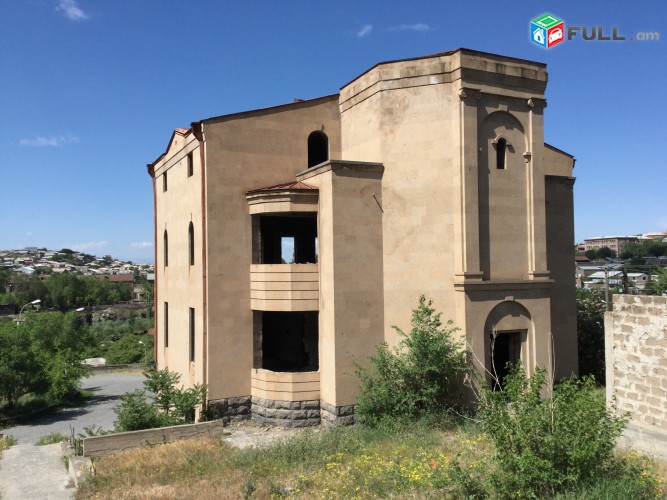 Հաղթանակի կամրջի հարևանությամբ 4 հարկանի առանձնատուն