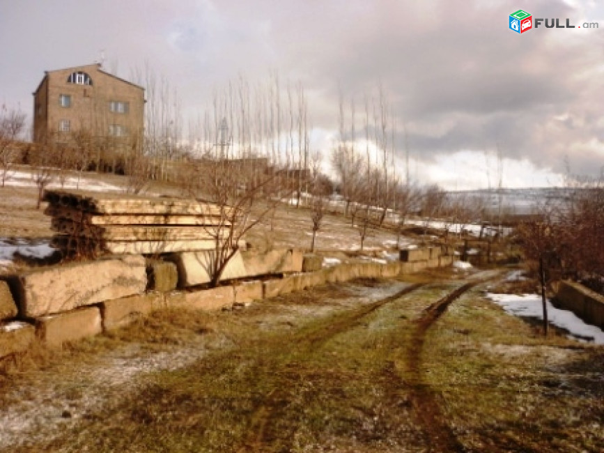 Վաճառվում է 3 հարկանի առանձնատուն  Կարենիս գյուղում
