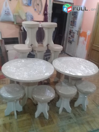 Կլոր սեղան կլոր աթոռներով