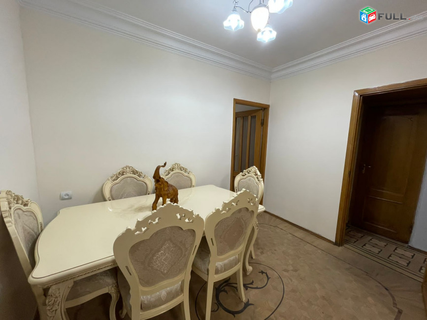 Հրապարակին մոտ 