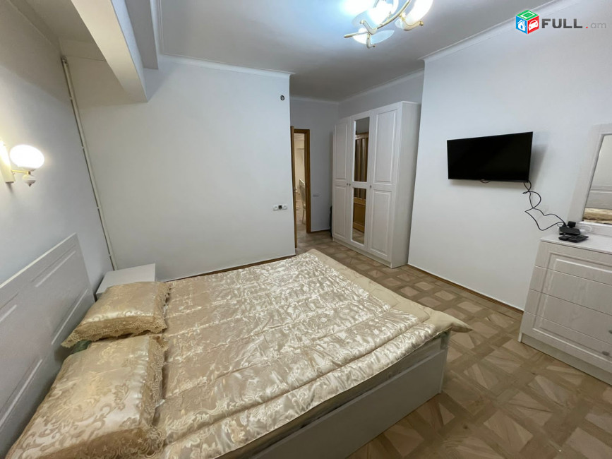 Հրապարակին մոտ 