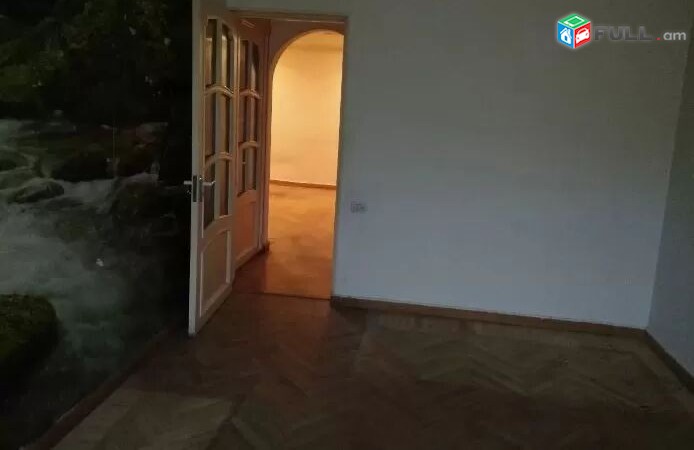 Վարձով է տրվում 3 սենյականոց դատարկ բնակարան Փոքր Կենտրոնում Թումանյան փողոցում