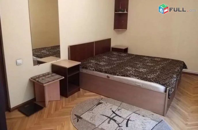 Վարձակալության է տրվում 3 սենյականոց բնակարան Կենտրոնում