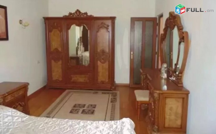 Տրվում է վարձով 3 սենյականոց բնակարան Վարդանանց փողոցում