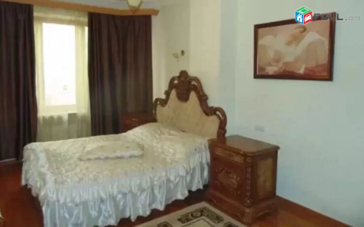Տրվում է վարձով 3 սենյականոց բնակարան Վարդանանց փողոցում