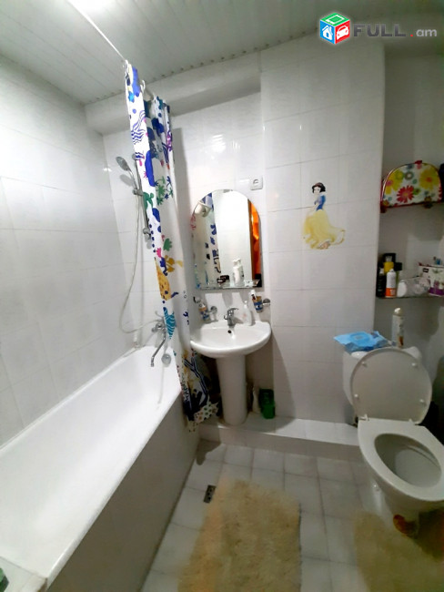 3-комн. квартира на ул. Арама Хачатуряна, 90 кв.м., 2 ванные, 2/7 этаж, капитальный ремонт