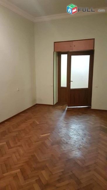 Աբովյան փողոց,Հերացի  փողոցին մոտ,Խաչատուր Աբովյանի արձանի մոտ,109քմ