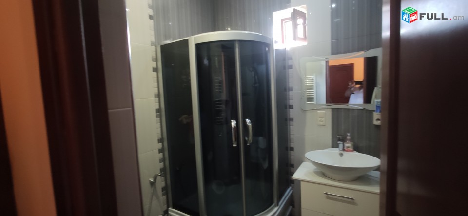 2 հարկանի և մանսարդ, Գ-1 թաղամաս,7սենյակ,3խոհանոց,7-սան գանգույց,ամառային տնակ ամեն ինչի հարմարությամբ,