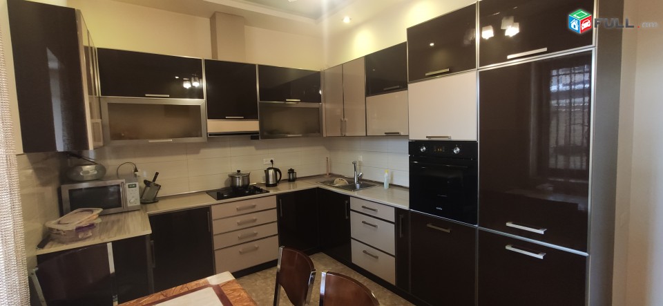 2 հարկանի և մանսարդ, Գ-1 թաղամաս,7սենյակ,3խոհանոց,7-սան գանգույց,ամառային տնակ ամեն ինչի հարմարությամբ,