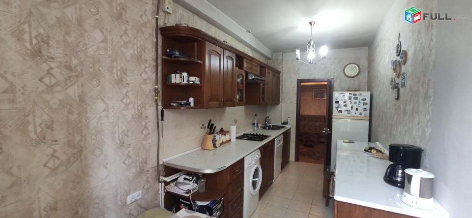 Պարոնյան փողոց, Ուրարտու ռեստորանի դիմացում, 9 հարկանի շենքի 3-րդ հարկում,ավտոտնակ 2 մեքենայի