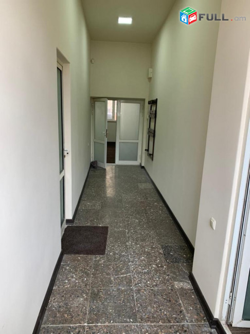 Շենքի 1-ին հարկ,2 տարբեր մուտքերով,բայց իրար կպած,նոր վերանորոգված բազմաֆունկցիոնալ տարածք