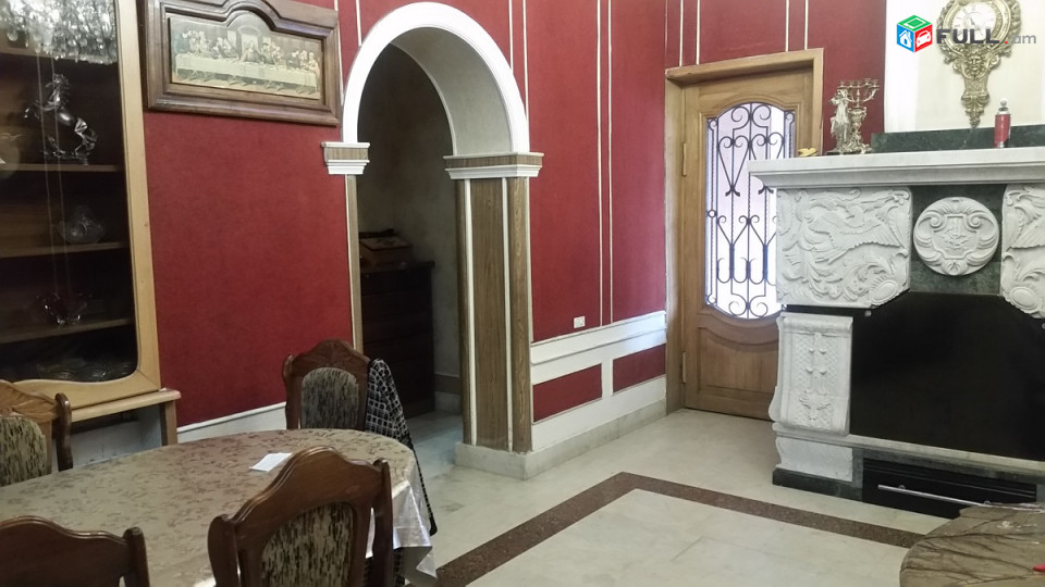 900քմ տուն, նկուղ և 3 հարկ, հող- 608քմ, կոկա-կոլայի մոտ շամպանսկու շշից աջ,2 հատ մեծ ավտոտնակ