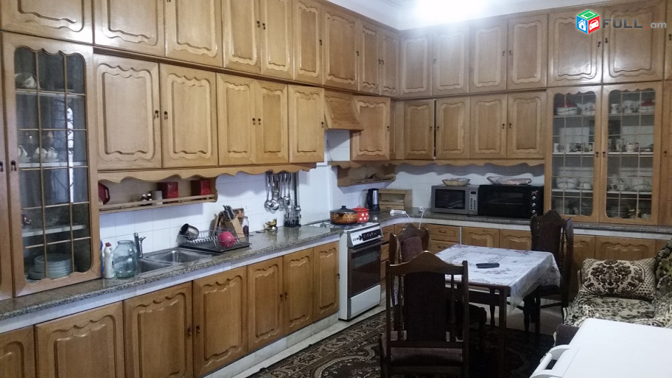 900քմ տուն, նկուղ և 3 հարկ, հող- 608քմ, կոկա-կոլայի մոտ շամպանսկու շշից աջ,2 հատ մեծ ավտոտնակ