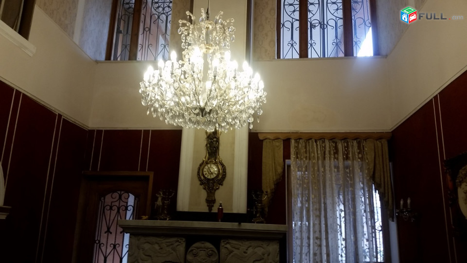 900քմ տուն, նկուղ և 3 հարկ, հող- 608քմ, կոկա-կոլայի մոտ շամպանսկու շշից աջ,2 հատ մեծ ավտոտնակ