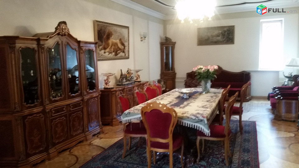 900քմ տուն, նկուղ և 3 հարկ, հող- 608քմ, կոկա-կոլայի մոտ շամպանսկու շշից աջ,2 հատ մեծ ավտոտնակ