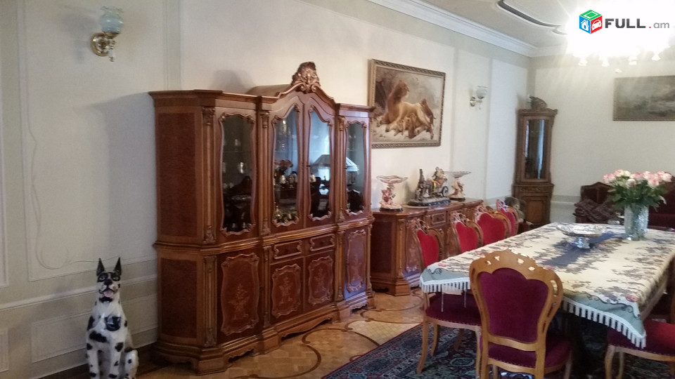 900քմ տուն, նկուղ և 3 հարկ, հող- 608քմ, կոկա-կոլայի մոտ շամպանսկու շշից աջ,2 հատ մեծ ավտոտնակ