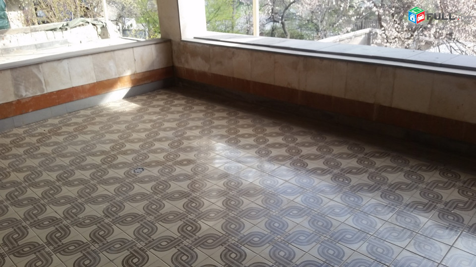 900քմ տուն, նկուղ և 3 հարկ, հող- 608քմ, կոկա-կոլայի մոտ շամպանսկու շշից աջ,2 հատ մեծ ավտոտնակ
