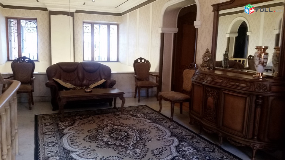 900քմ տուն, նկուղ և 3 հարկ, հող- 608քմ, կոկա-կոլայի մոտ շամպանսկու շշից աջ,2 հատ մեծ ավտոտնակ