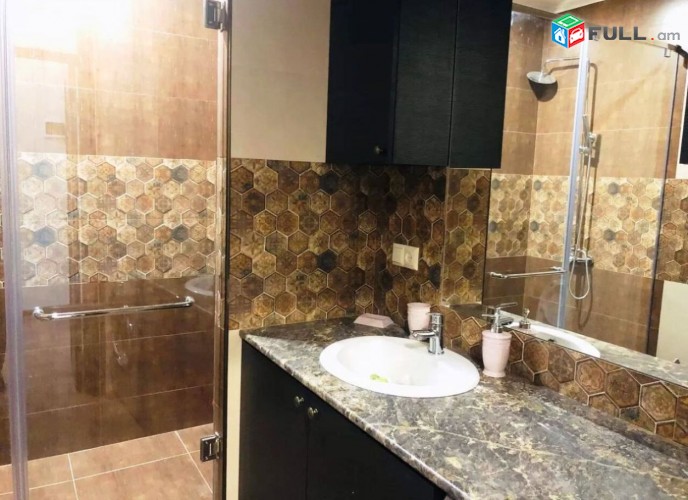Օրավարձով 3 սենյականոց բնակարան Նալբանդյան փողոցում