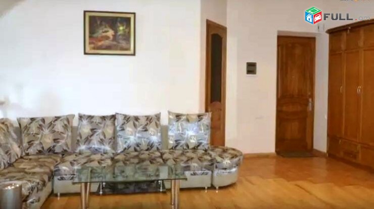 Վարձով 4 սենյականոց բնակարան Հանրապետության փողոցում