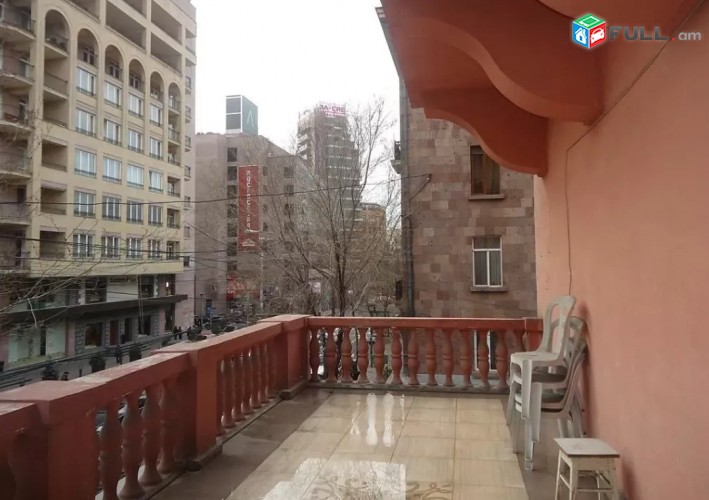 Օրավարձով 3 սենյականոց ընդարձակ բնակարան Թումանյան փողոցում